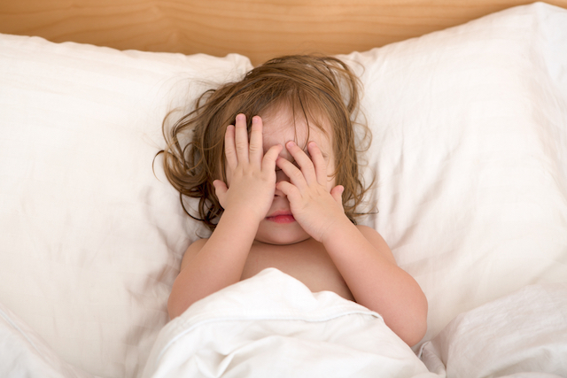 bambina_mani_sulla_faccia_enuresi_.jpg