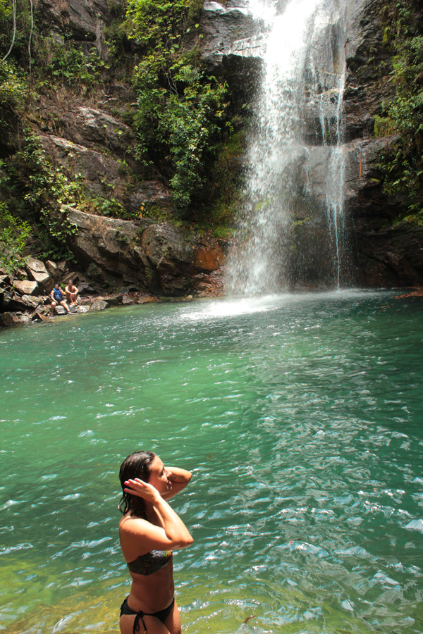 donna-cascata-fiume-.jpg