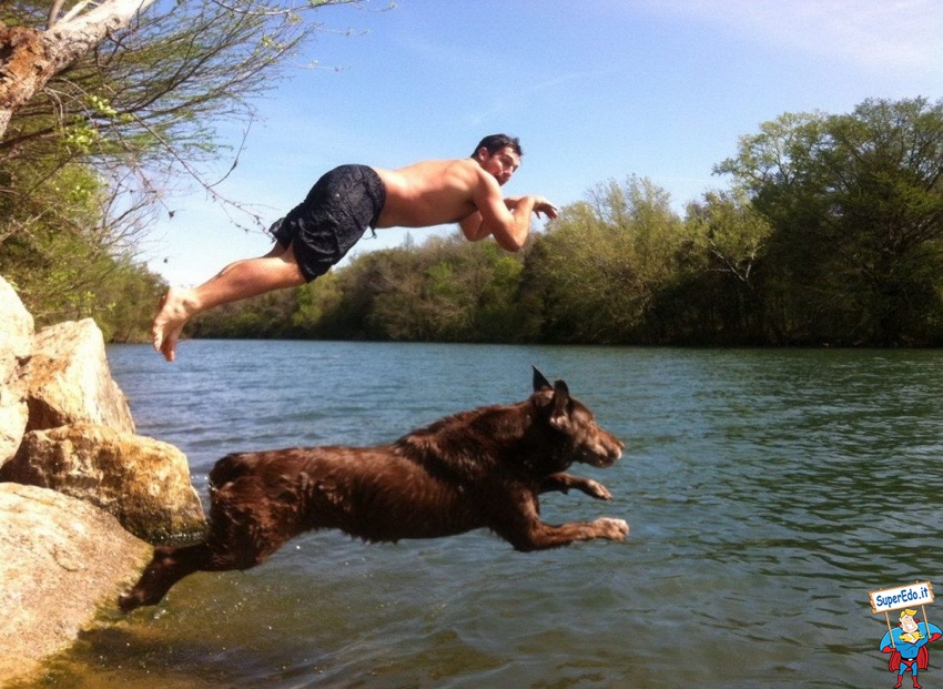 uomo-cane-tuffo-fiume.jpg